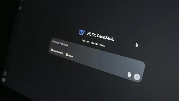 Interfaz de chat de inteligencia artificial en pantalla de portátil en un entorno de trabajo nocturno