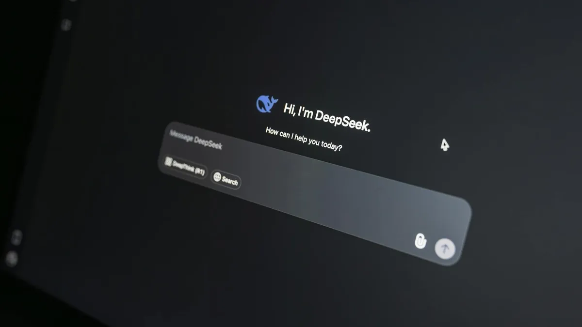 Interfaz de chat de inteligencia artificial en pantalla de portátil en un entorno de trabajo nocturno