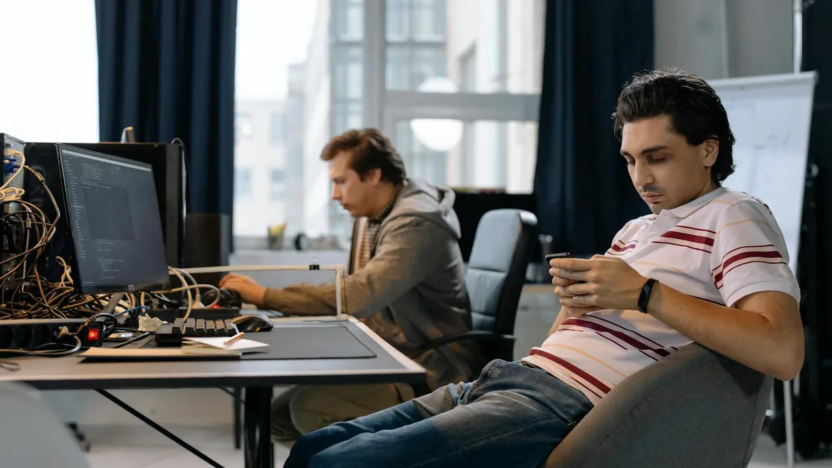 Deux professionnels travaillant avec un logiciel de gestion dans un bureau moderne