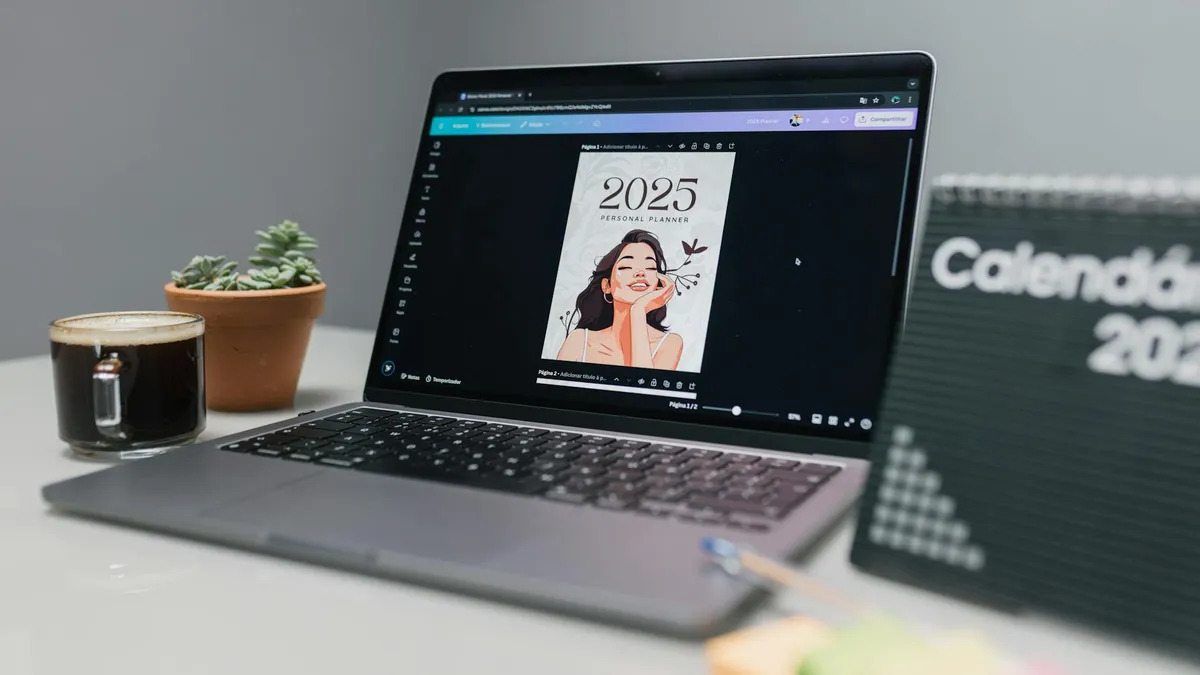 Espacio de trabajo con portátil, planificador y calendario para la gestión de recursos humanos