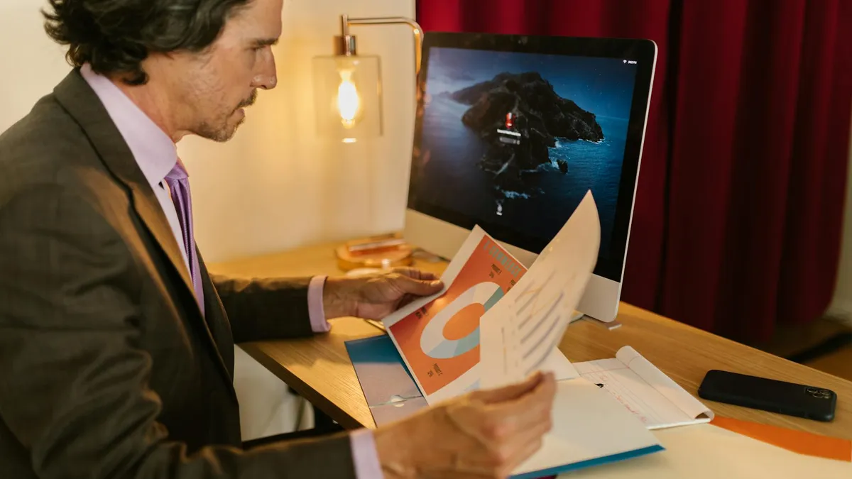 Director comercial revisando un informe de ventas con gráficos en una pantalla de ordenador