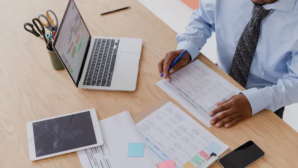Responsable comercial revisando el panel de KPIs de su equipo en un portátil sobre una mesa de oficina
