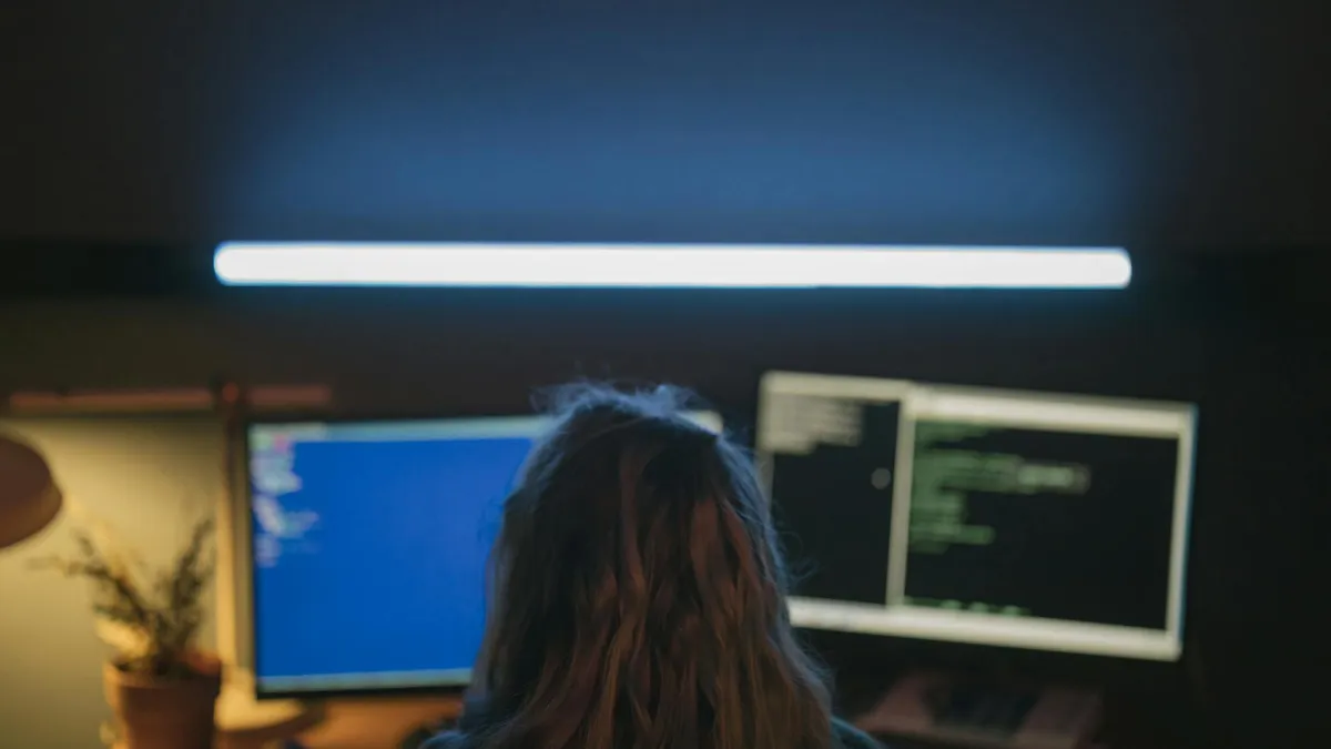 Dos pantallas de ordenador mostrando interfaces de software CRM en una oficina moderna