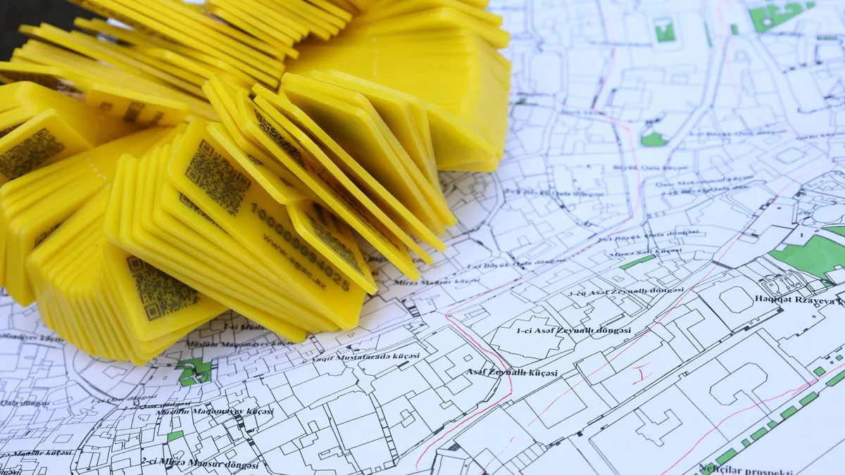 Marqueurs de localisation placés sur une carte détaillée représentant un portefeuille de contacts géolocalisé