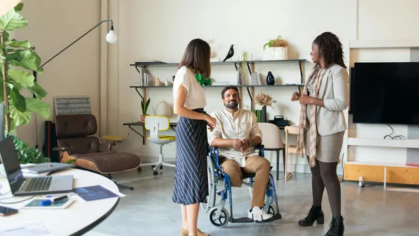 Un equipo en una reunión en la oficina sobre transformación digital