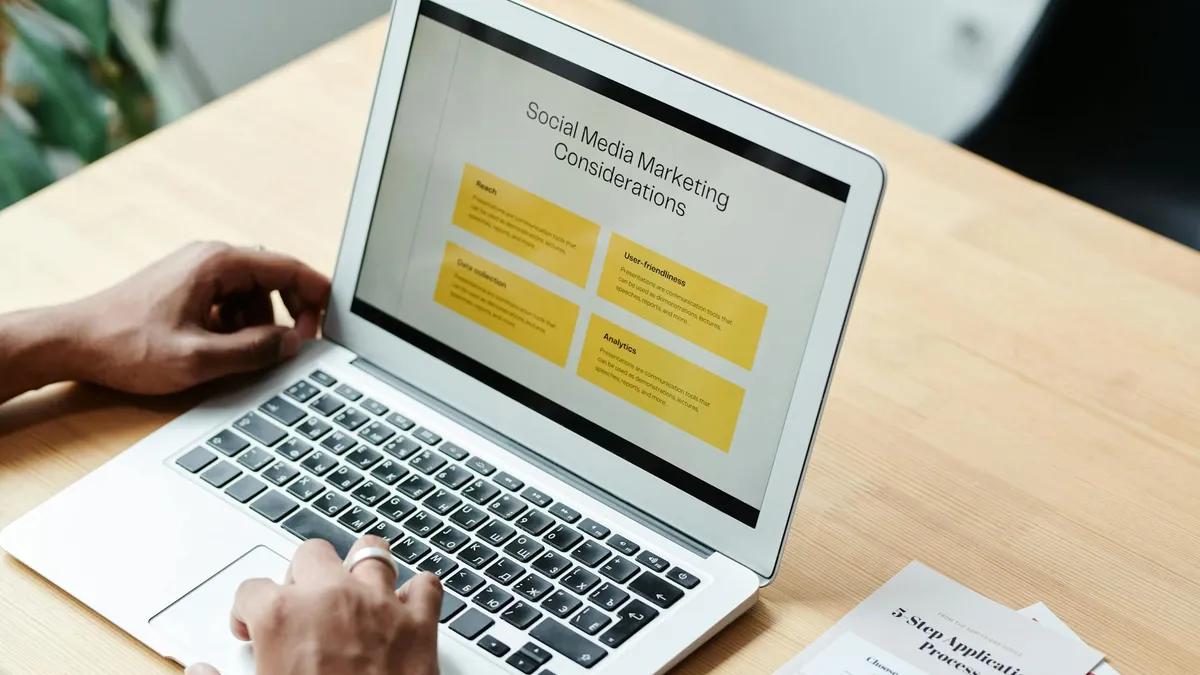 Profesional revisando estrategias de marketing de contenidos en un portátil